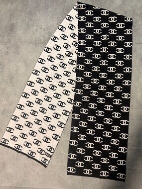 CHANEL Black and White CC Logo Knit Scarf